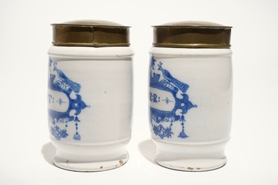 Une paire de pots &agrave; pharmacie de type albarello en fa&iuml;ence de Delft bleu et blanc, 18&egrave;me